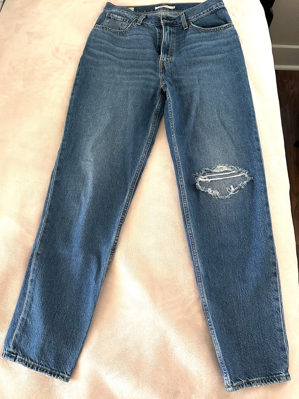 Levi’s Premium 80s Mom Jeans High Rise Distressed Size 29
